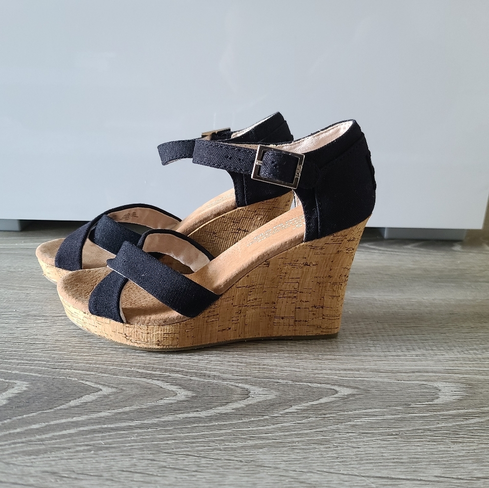 Toms Black Tan Wedges